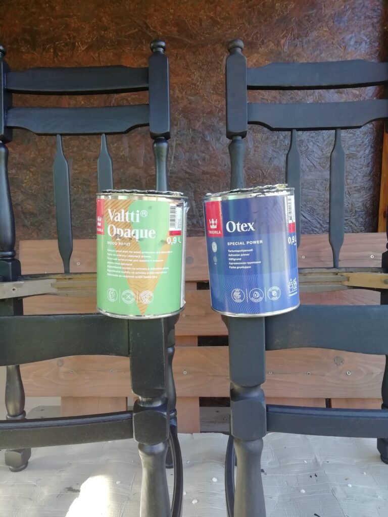 Stolica ofarbana osnovnom bojom i stolica ofarbana pokrivnom bojom