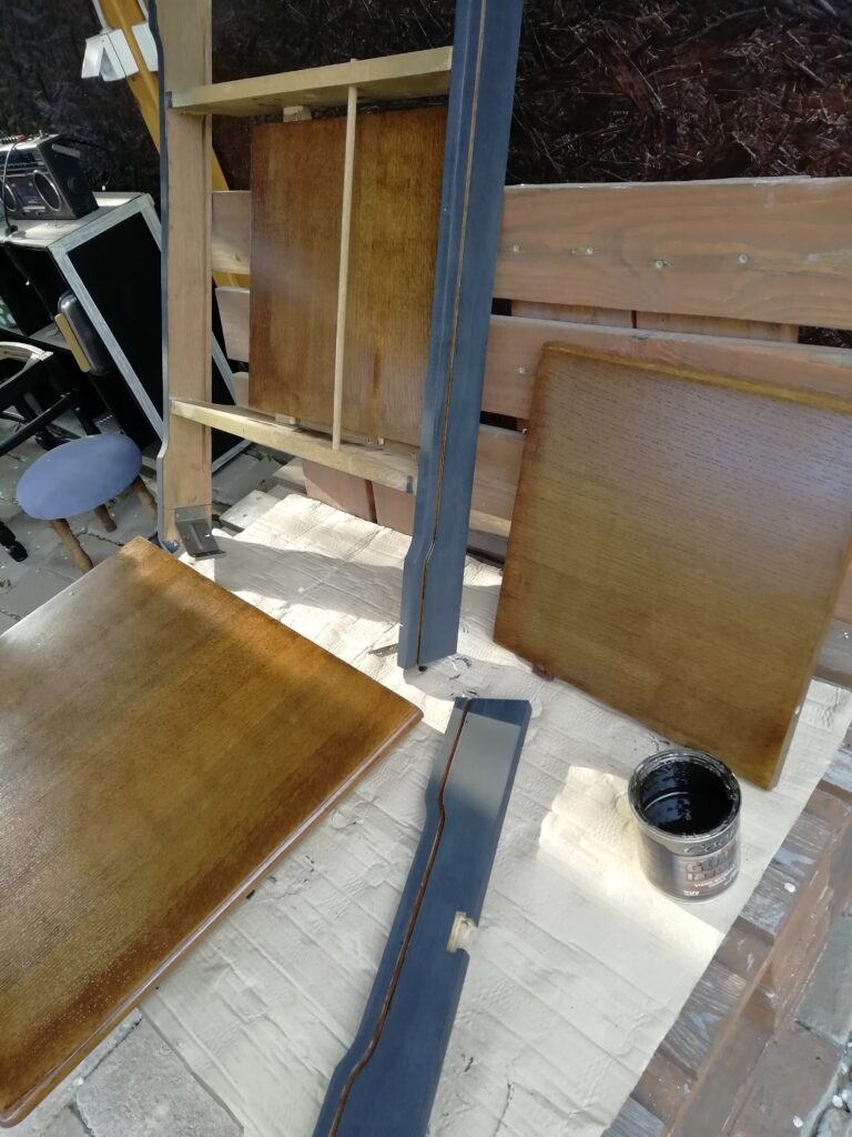 Svi delovi radne površine stola sa postoljem