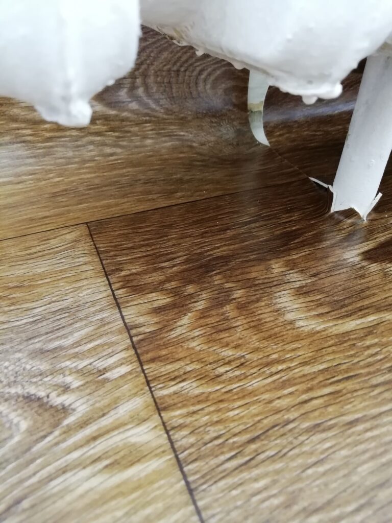 Ukrajanje vinil poda oko cevi u podu