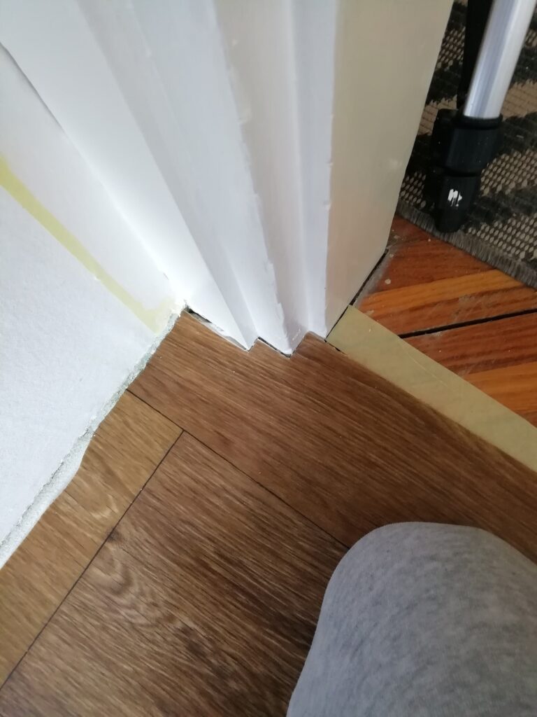 Savršeno ukrojen vinil pod oko štoka vrata