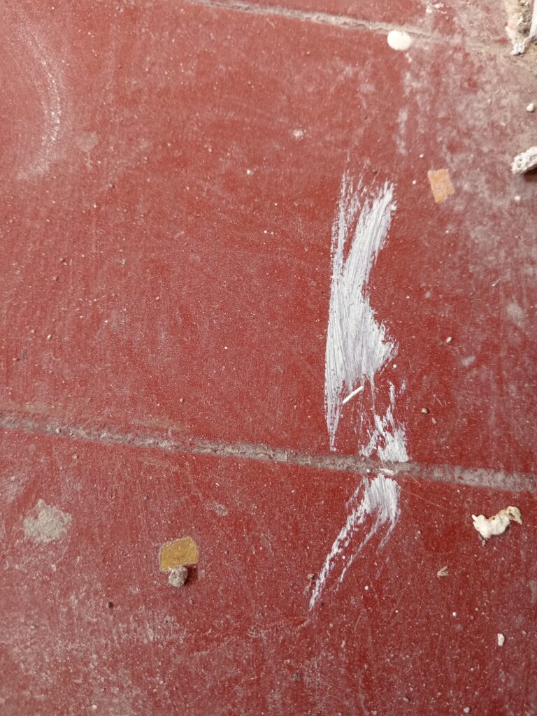 Detaljno čišćenje podnih pločica pre farbanja