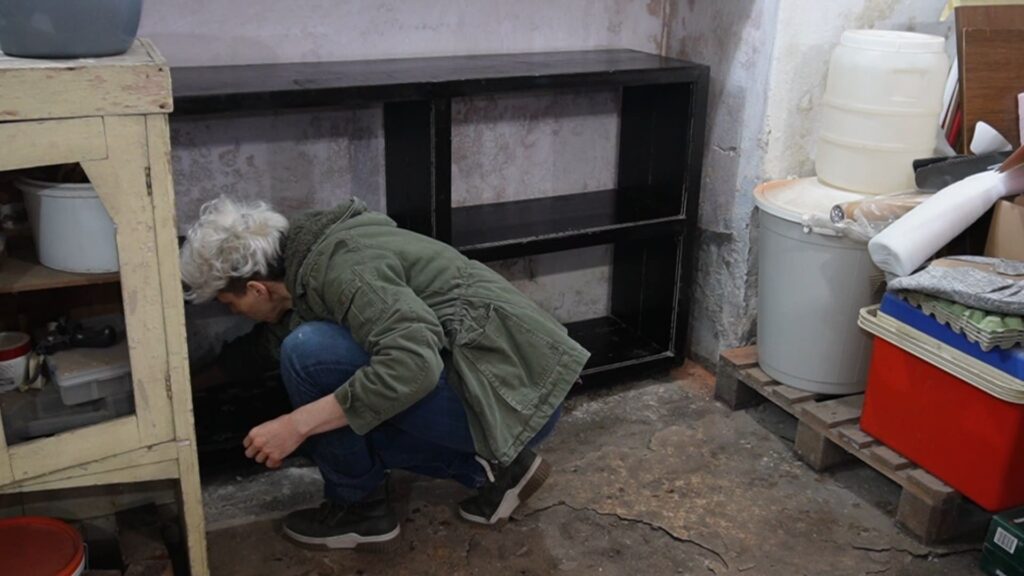 Brisanje komode pre početka organizacije farbi i materijala u radionici.