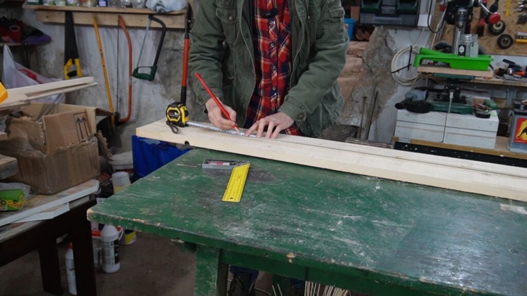 Obeležavanje daske pre sečenja kako bi se prilagodila dimenzijama police.