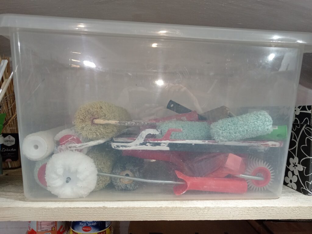 Providna kutija sa organizovanom opremom za krečenje i velikim valjcima.