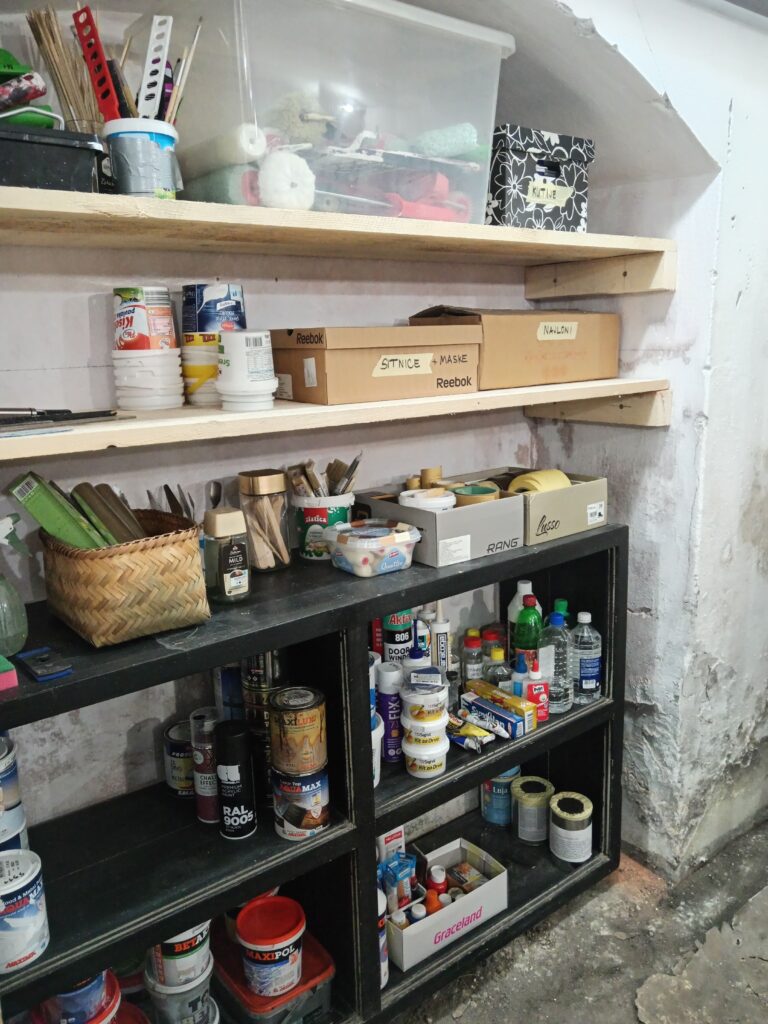 Detalj organizovane komode i police sa složenim bojama i materijalom nakon sređivanja.