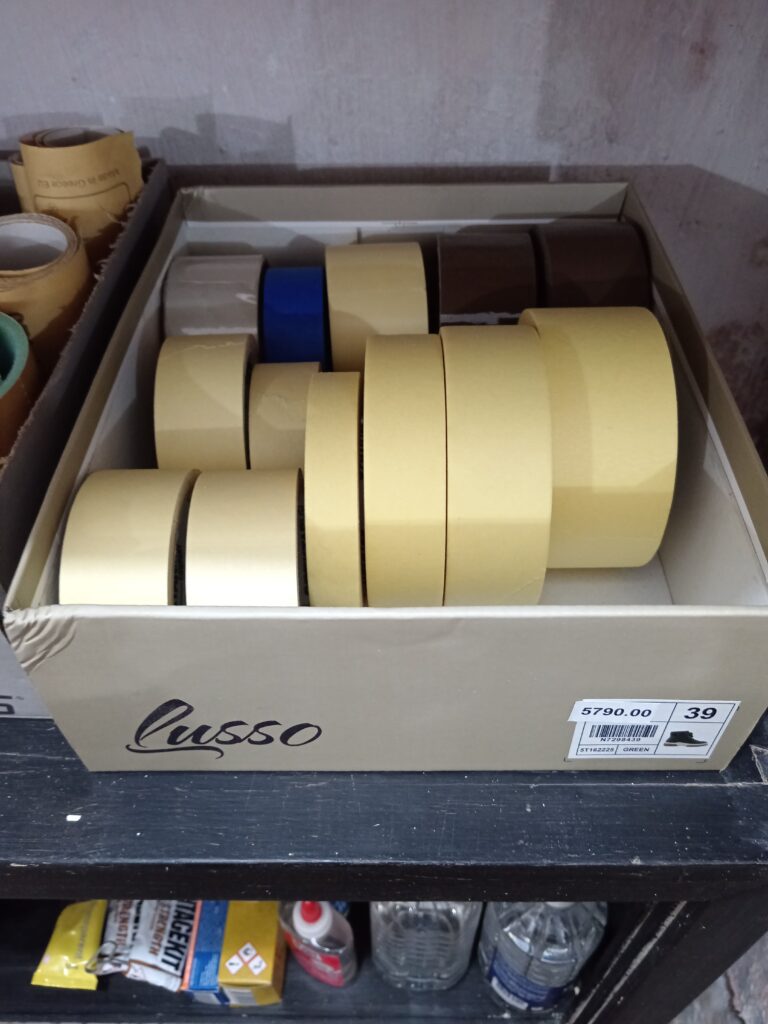 Krep trake složene u kutiji kako bi bile pregledne i lako dostupne tokom rada.