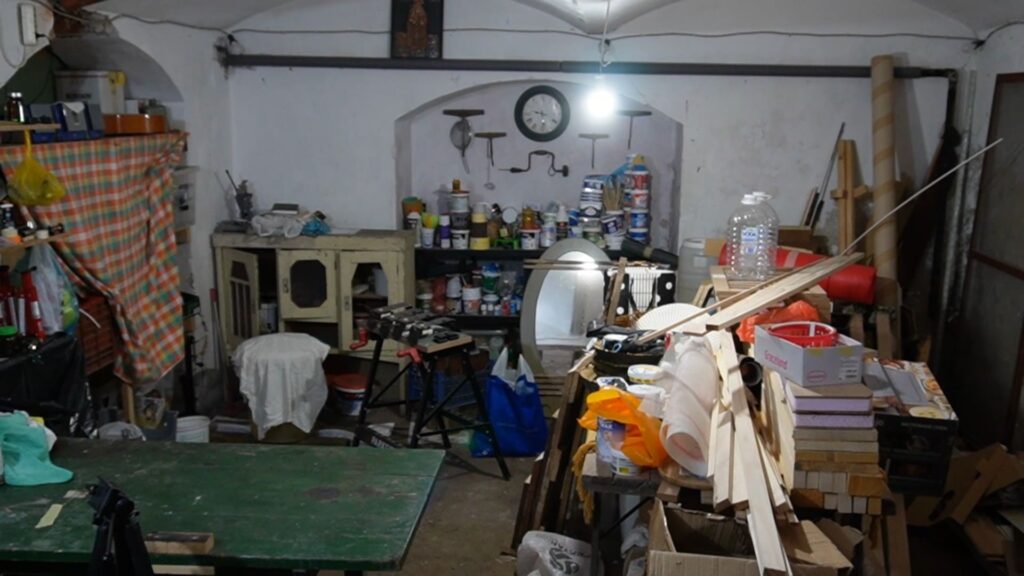 Radionica pre sređivanja sa velikom količinom alata i materijala bez organizacije.