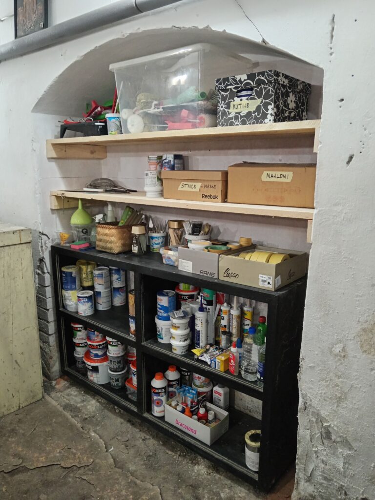 Organizovana radionica nakon prve faze preuređenja sa složenim bojama i alatom.