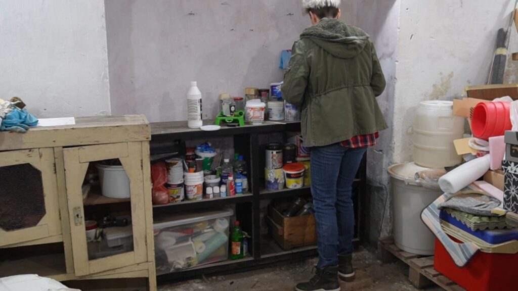 Uklanjanje farbi i materijala sa komode pre početka organizacije prostora.