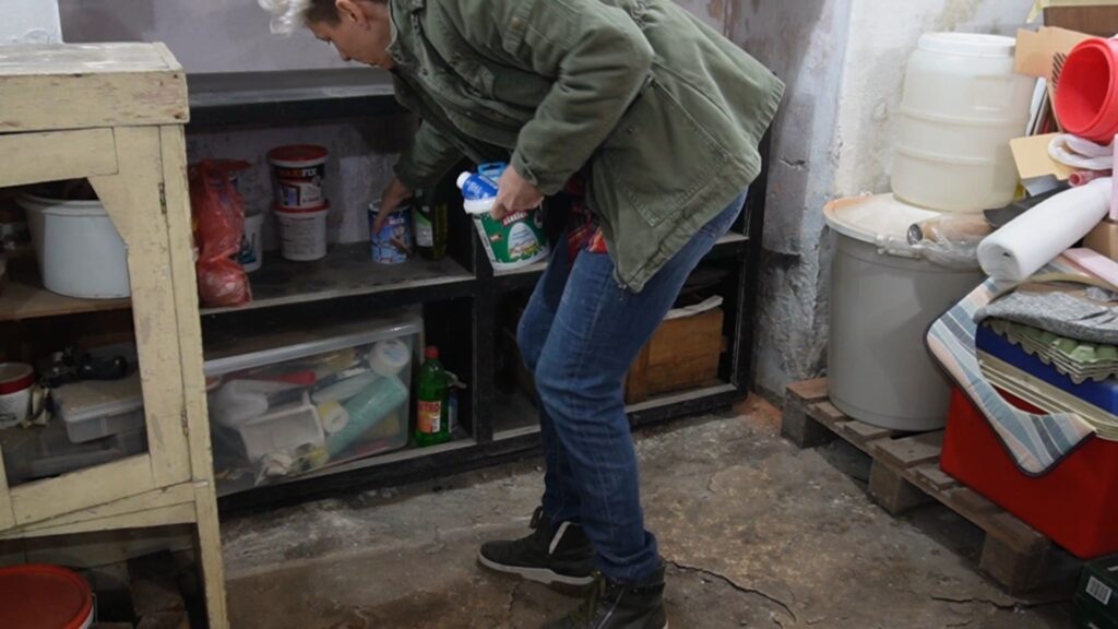 Pražnjenje komode kako bi se pripremila za sortiranje materijala.