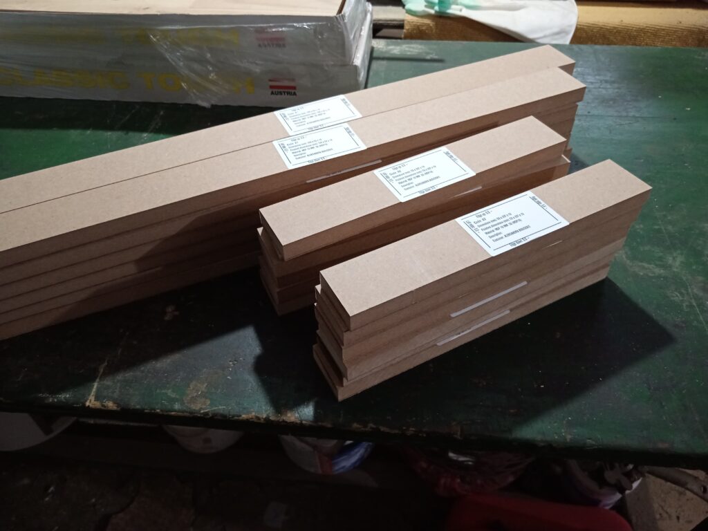 Isečeni elementi od medijapana pripremljeni za izradu vrata za IKEA Billy policu