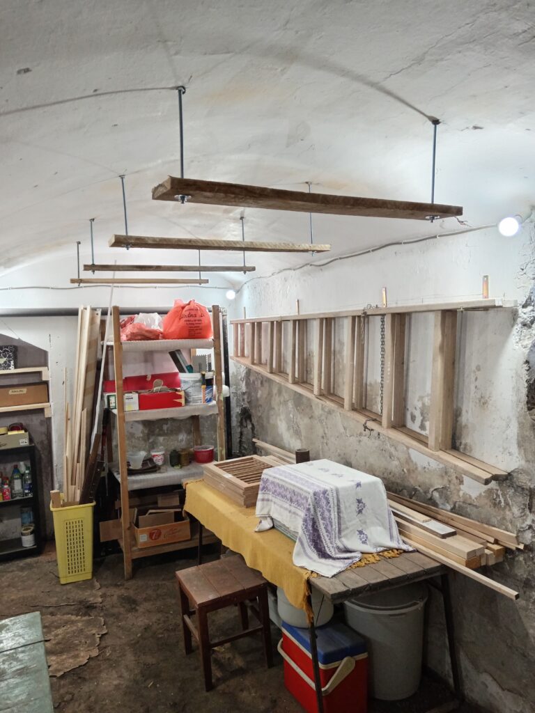 Montirani plafonski nosači za odlaganje u radionici pre postavljanja letvica i ostalog materijala.