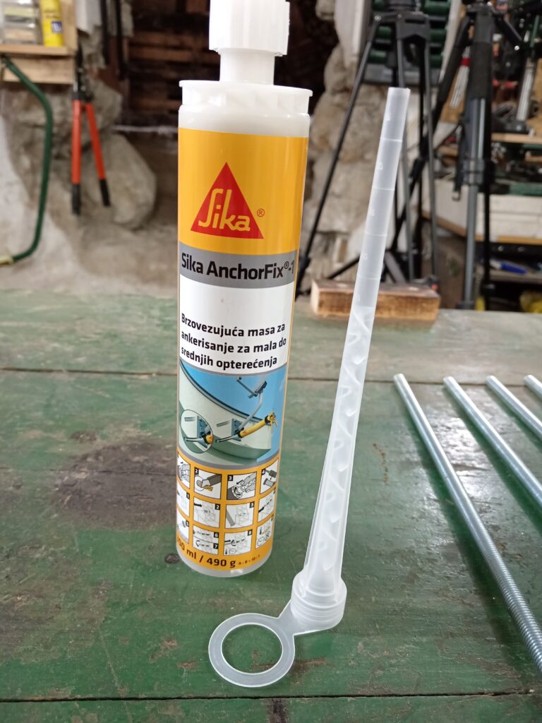 Sika AnchorFix-1 masa u kartuši koju sam koristila za ankerisanje navojnih šipki u plafon.