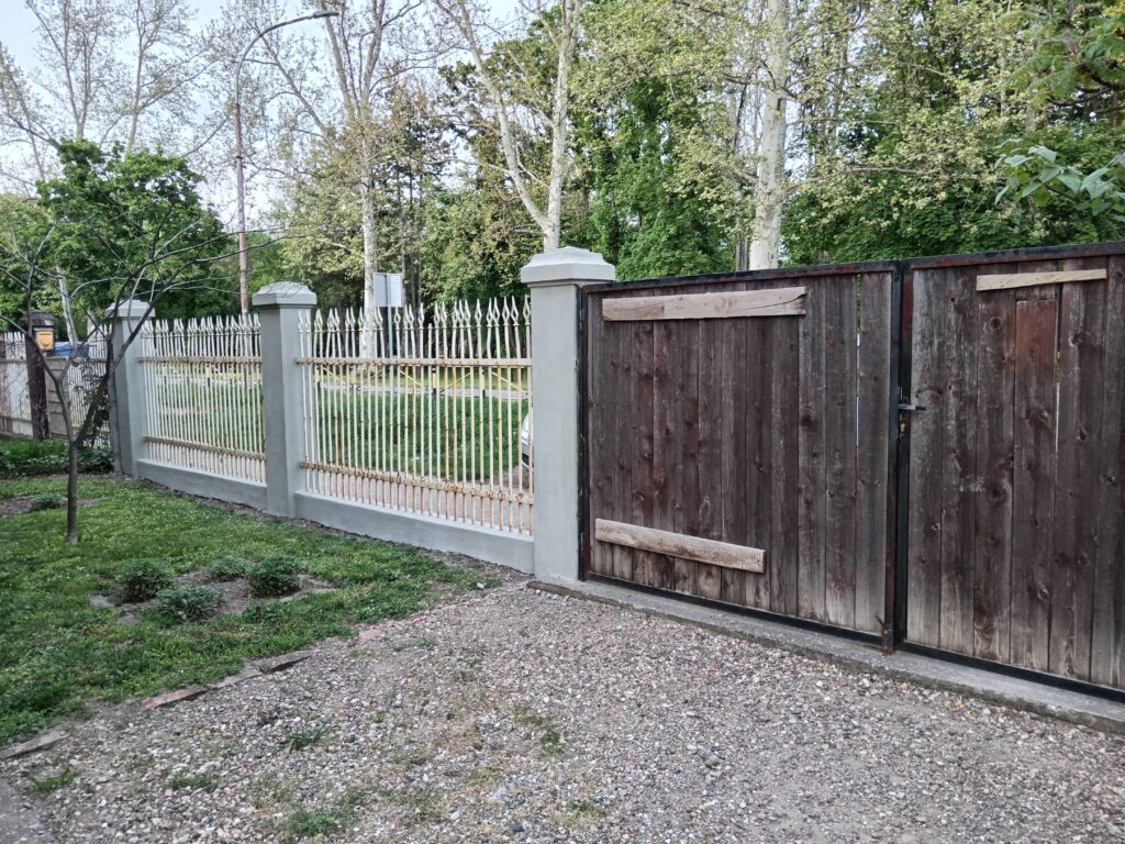 Kapija i ograda sa dvorišne strane nakon obrade stubova i temelja pre krečenja