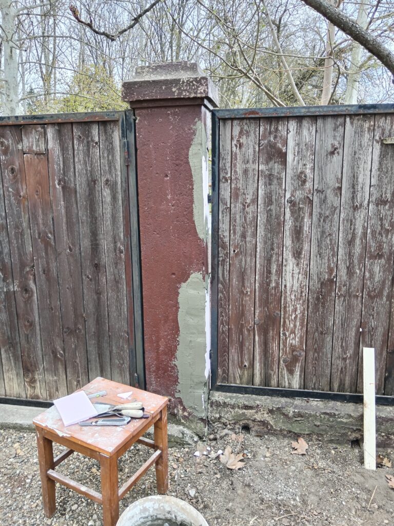 Popunjavanje većih oštećenja na stubovima ograde stirodurom i lepkom