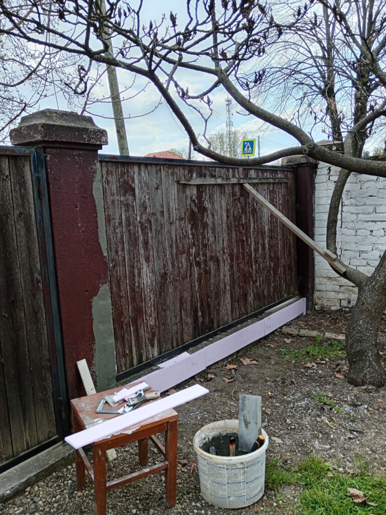 Popunjavanje većih oštećenja na stubovima i temelju ograde stirodurom i lepkom