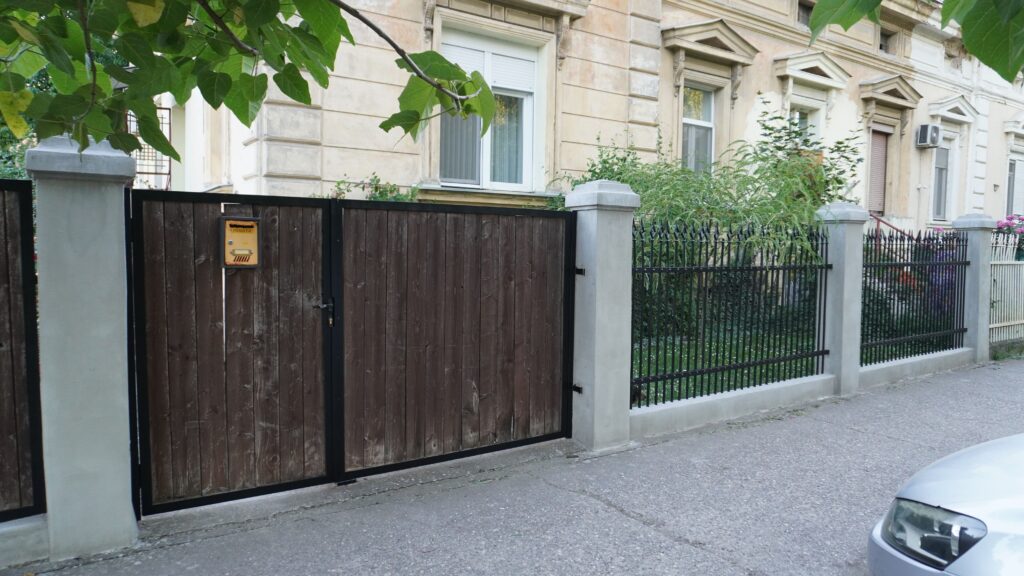 Kapija i metalna ograda nakon farbanja crnom mat bojom