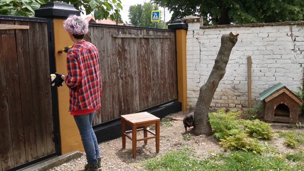 Nanošenje Hidrofob M zaštitnog premaza na stub ograde.