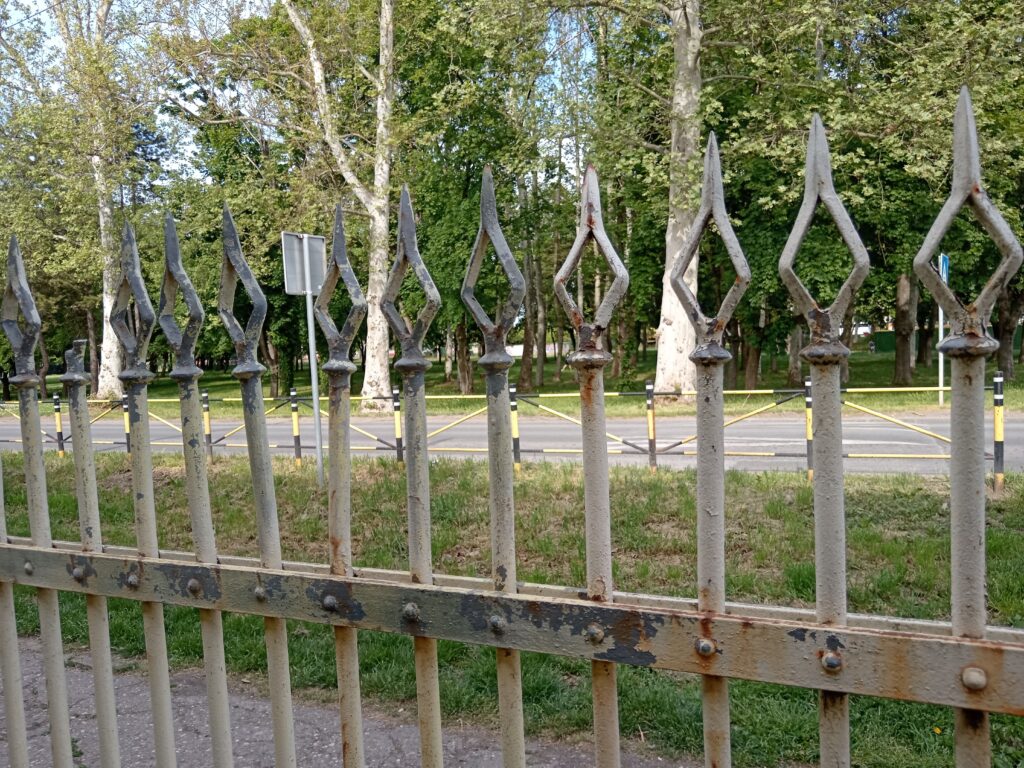 Poređenje očišćenog i neočišćenog dela metalne ograde