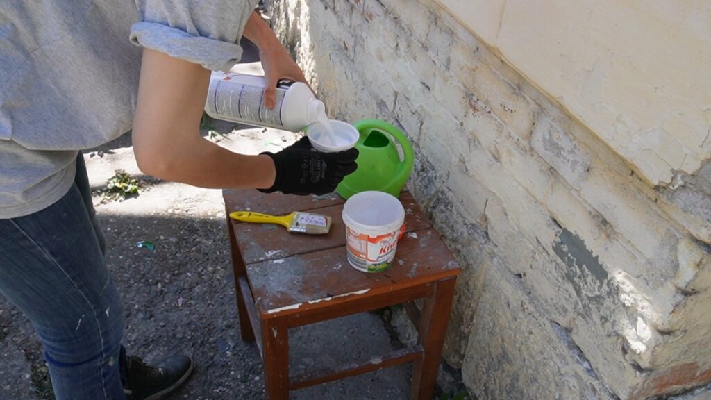 Priprema akrilne podloge za nanošenje na stubove i temelj ograde.