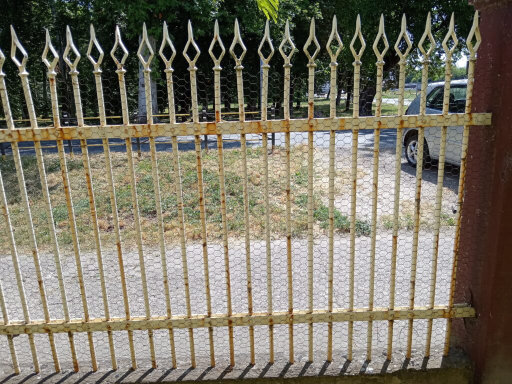 Vertikalne šipke i poprečne lajsne na ogradi od kovanog gvožđa