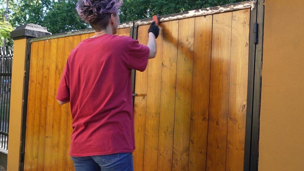 Čišćenje varenog dela metalnog okvira žičanom četkom pre završnog farbanja
