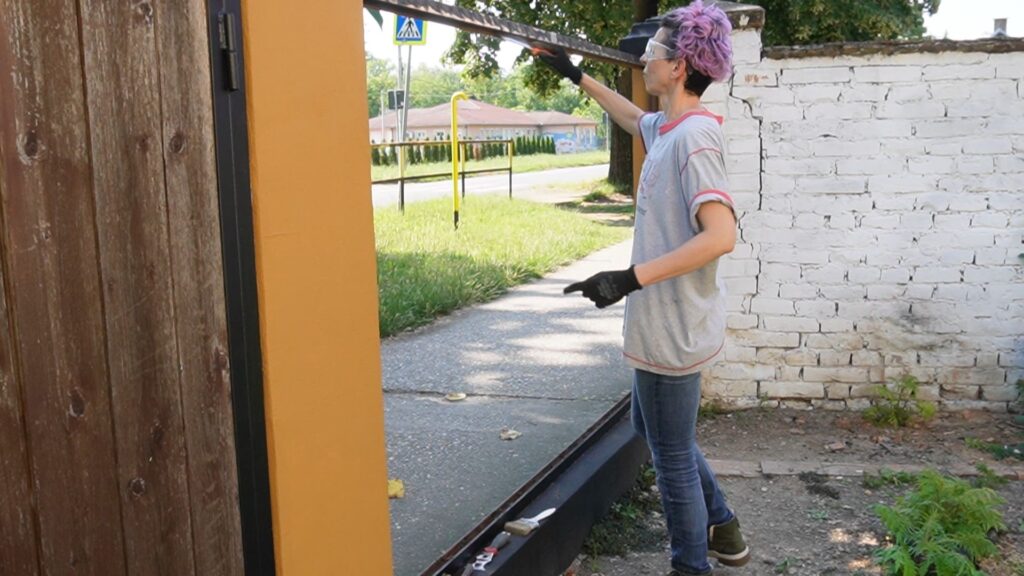 Uklanjanje rđe žičanom četkom sa unutrašnje strane metalnog okvira ograde
