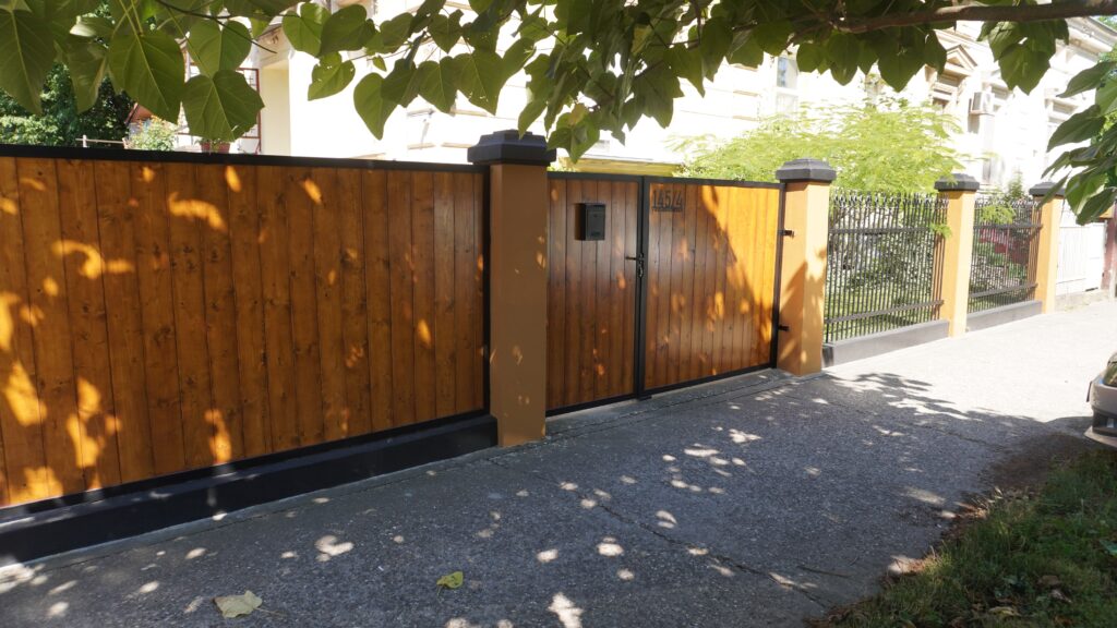 Završni izgled preuređene kapije i ograde sa novim drvenim panelima posmatran sa ulice