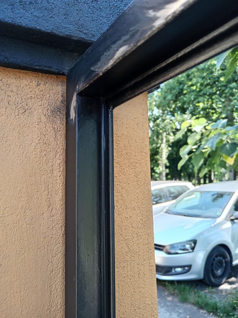Unutrašnji deo metalnog okvira ograde zaštićen crnom bojom 3 u 1 za metal