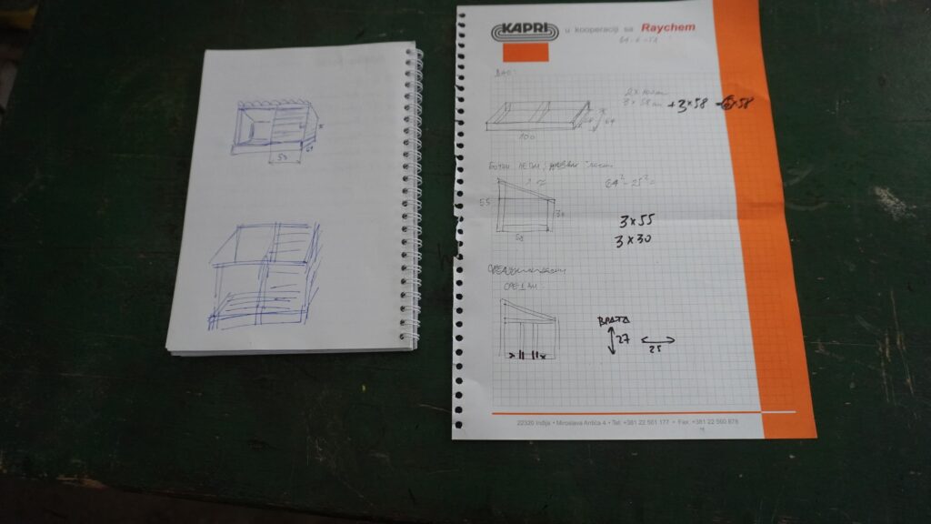 Osnovni plan i dimenzije kućice za psa nacrtani na papiru