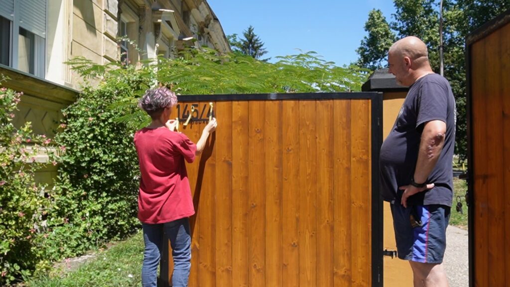 Postavljanje znaka sa kućnim brojem na novo drveno krilo kapije