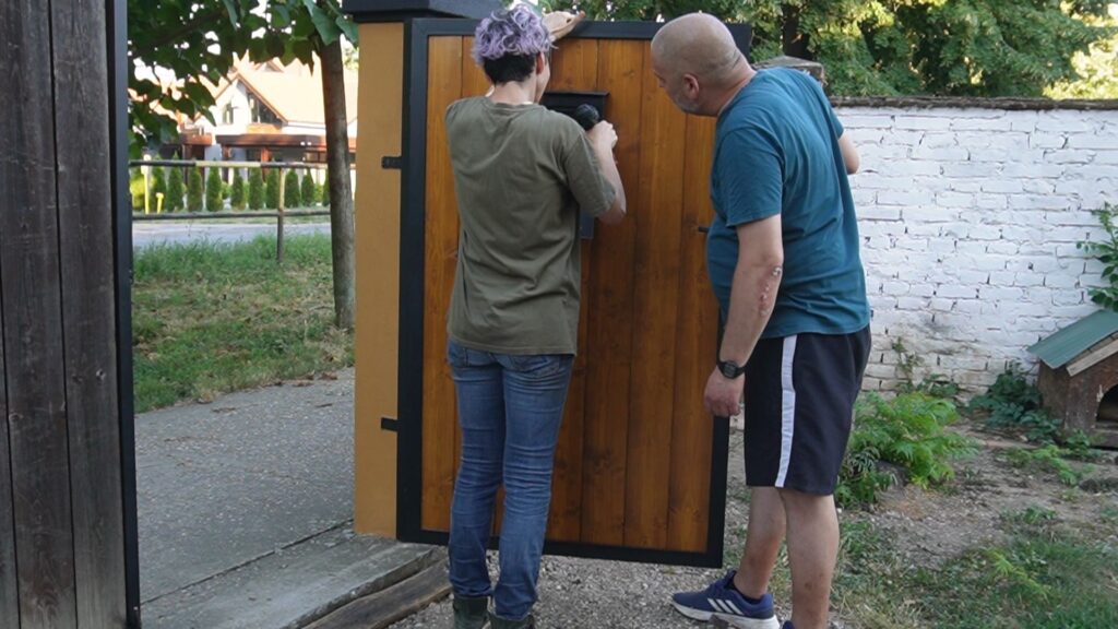 Montaža crnog poštanskog sandučeta na kapiju kao deo preuređene ograde