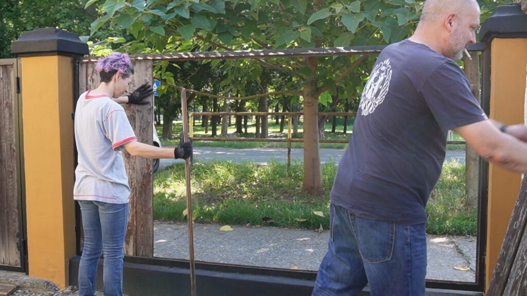 Uklanjanje starih drvenih panela iz metalnog okvira ograde pre montaže brodskog poda