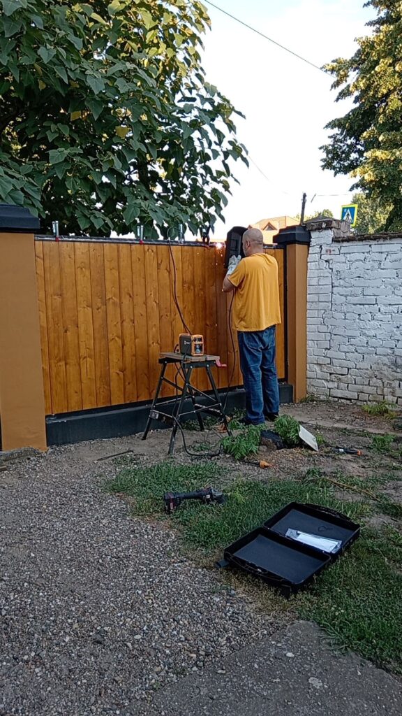 Varenje čeličnog firiketa za metalni okvir ograde nakon postavljanja novih drvenih panela