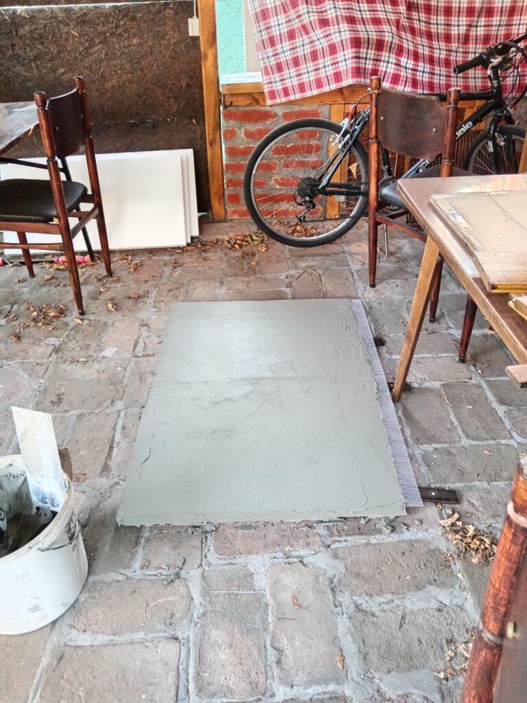 Veći deo krova od stirodura obrađen lepkom i armaturnom mrežicom