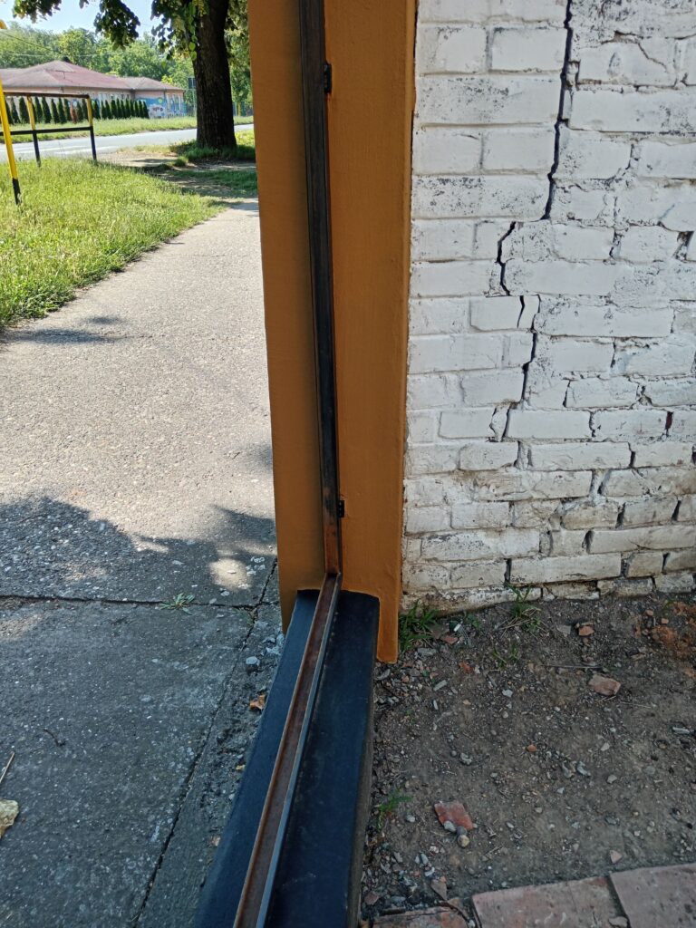 Rđa u unutrašnjem delu metalnog okvira ograde nakon vađenja starih panela