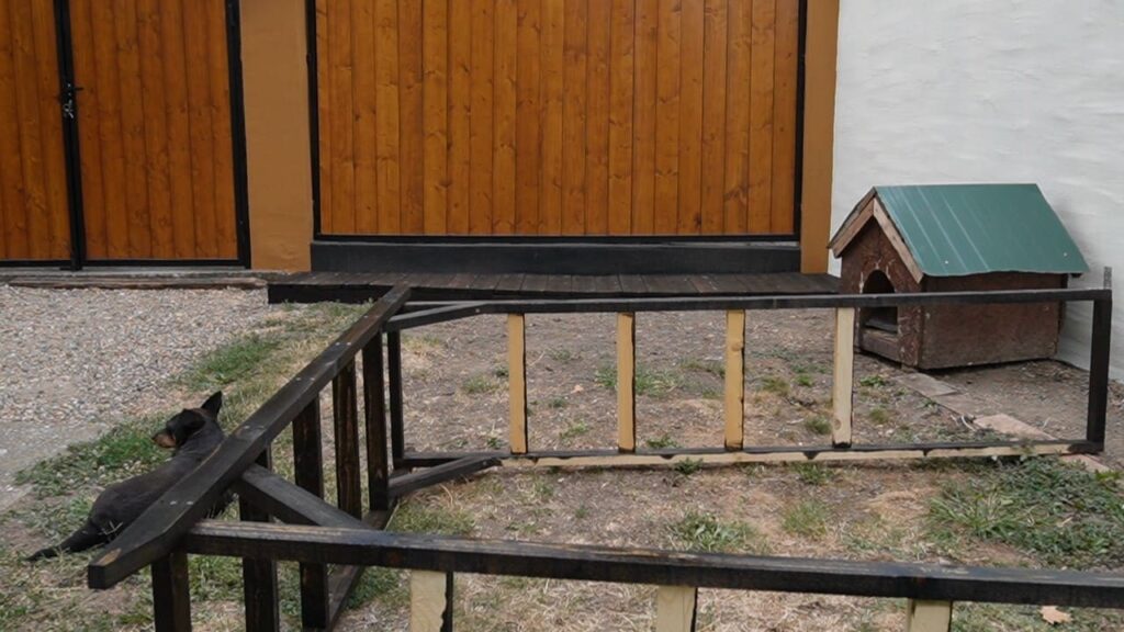 Delimično premazana pergola položena na zemlju pre postavljanja na platformu