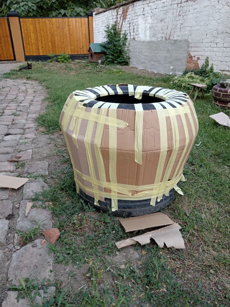 Gume obložene kartonom i krep trakom u zaobljeni oblik žardinjere